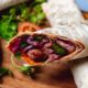 Pan Pita, Tomate, Lechuga, Cebolla, Ternera Asada y Salsa Tzatziki