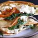 Pan Pita, Tomate, Lechuga, Cebolla, Queso Feta y Salsa Tzatziki