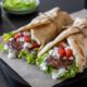 Pan pita, tomate, lechuga, cebolla, ternera asada y salsa tzatziki